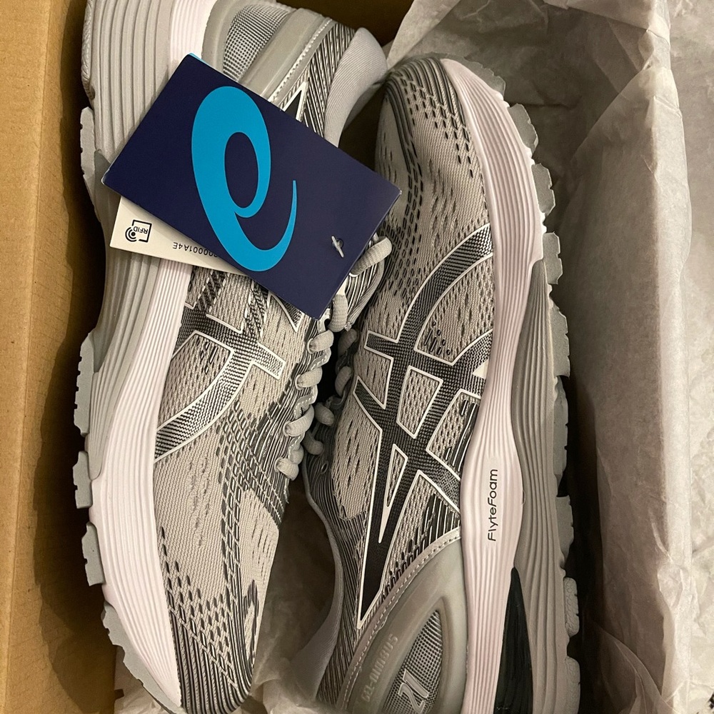 Women’s size 10 BRAND NEW ASICS gel nimbus 21